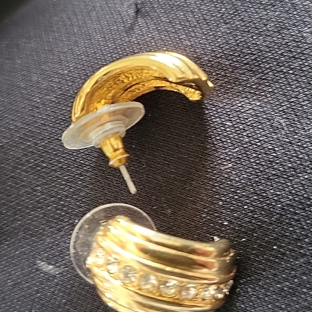 Elegant Gold Women's Earrings - Picture 4 of 4